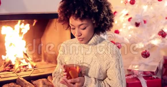 年轻的女人喝着辛辣的柠檬茶视频的预览图