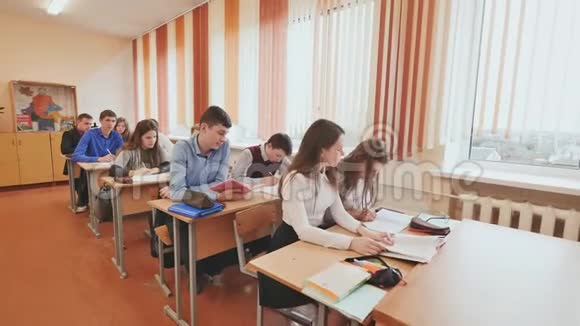 教室里的学生在他们的桌子旁俄罗斯学校视频的预览图
