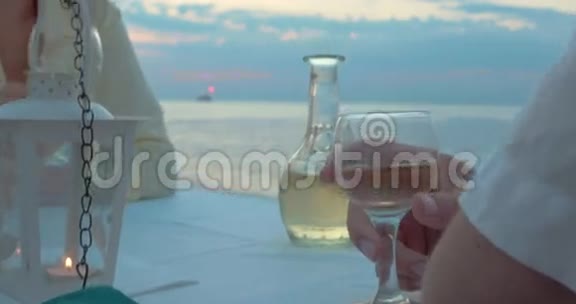 在海滩餐厅品尝葡萄酒视频的预览图