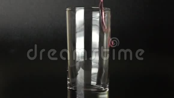 500英尺长的慢镜头将樱桃汁倒入玻璃杯中视频的预览图