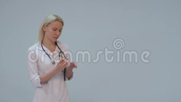年轻的女医生在白屋写作视频的预览图