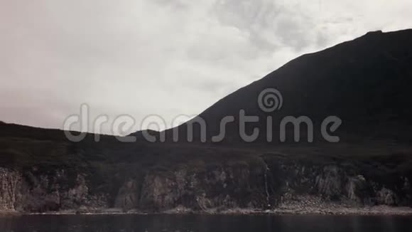 位于阿瓦查海湾西南部的Russkaya湾的瀑布视频的预览图