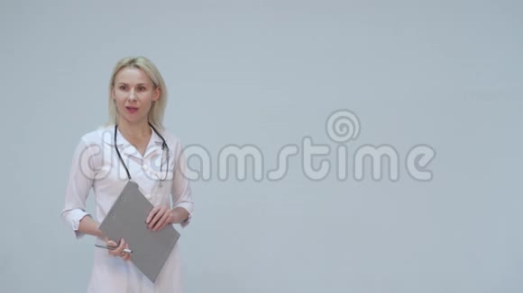 一位在白屋写作的年轻女医生视频的预览图