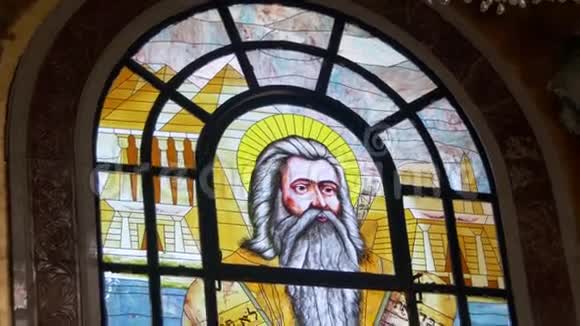 彩色玻璃窗有一幅基督教堂中的图标主神的图画视频的预览图
