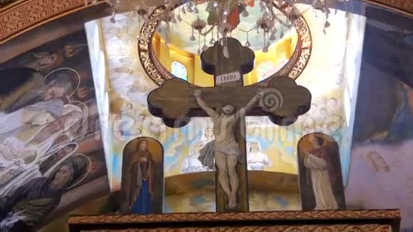 十字架上钉十字架的主神和基督教会的十二个使徒视频的预览图