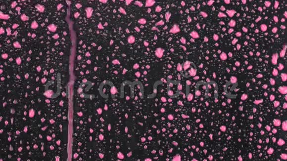 抽象背景粉红色的油漆在黑色的表面流动视频的预览图