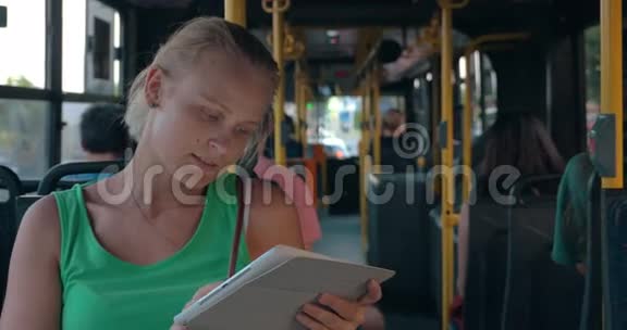 乘坐公共汽车时带着垫子的年轻女子视频的预览图