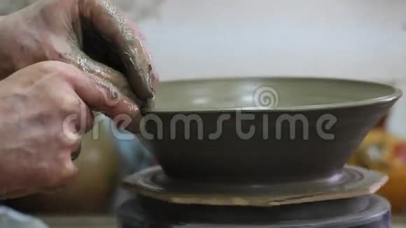 工匠用粘土制作盘子视频的预览图