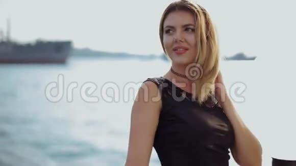 穿着黑色短裙在船上休息的金发美女视频的预览图