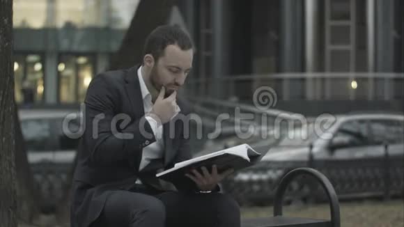 有兴趣阅读商业计划书的男士视频的预览图