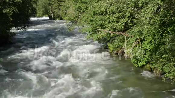 齐勒塔尔阿尔卑斯山脉水流过岩石奥地利蒂罗尔视频的预览图