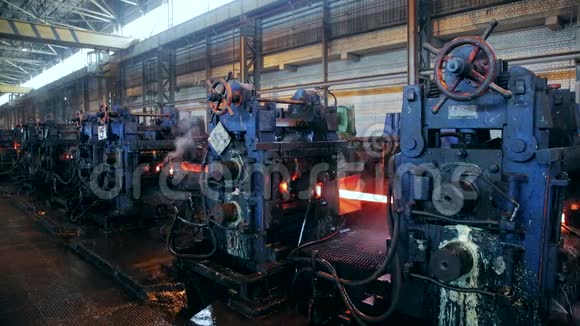 钢铁厂在机器上移动的烧烫钢坯视频的预览图