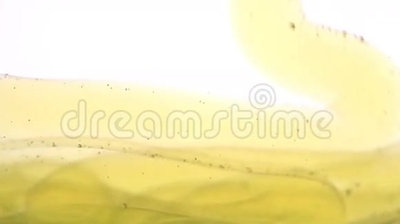 黄色物质掉进水里视频的预览图