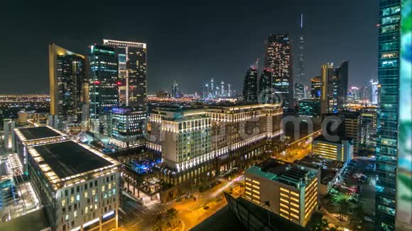 夜间时光流逝迪拜市区风景优美的建筑在谢赫扎耶德路附近的许多摩天大楼的鸟瞰图视频的预览图