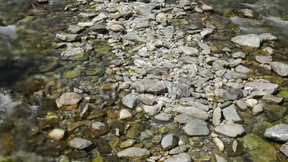 齐勒塔尔阿尔卑斯山脉水流过岩石奥地利蒂罗尔视频的预览图