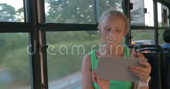 微笑的女人在公共汽车上交流视频的预览图