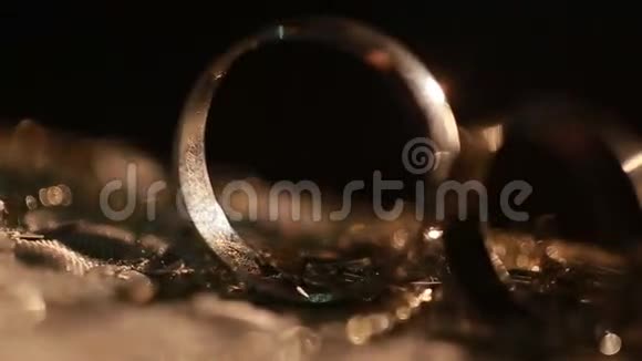 摇滚水晶上的结婚戒指视频的预览图