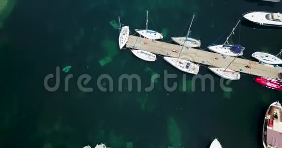 从希腊城市码头的顶部看风景视频的预览图