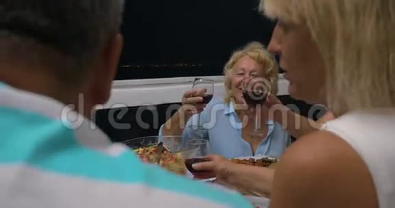 一位女士在家庭晚宴上提议祝酒视频的预览图