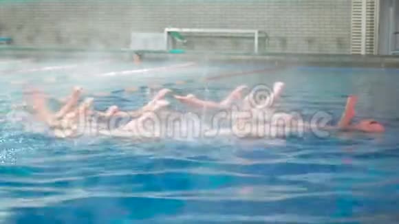 同步游泳冬天瘦腿的女运动员在开放的游泳池里伸出水面年轻女孩学习视频的预览图