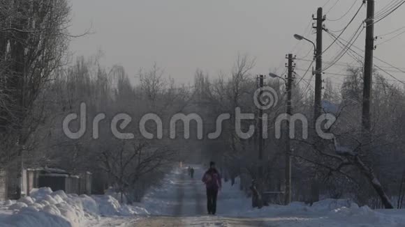 冬天的乡村公路女孩一大早就在路上走视频的预览图