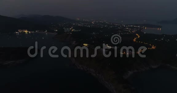 日落后靠近Promthep角的普吉岛空中录像视频的预览图