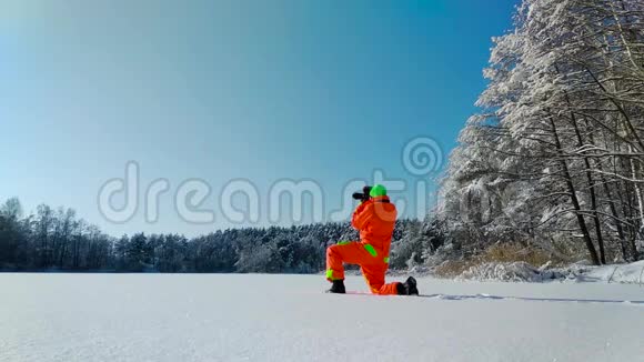 摄影师在冰冻的湖面上拍照视频的预览图