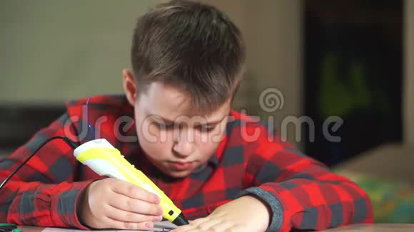 一个穿格子衬衫的少年用钢笔画了一个3D塑料图形视频的预览图