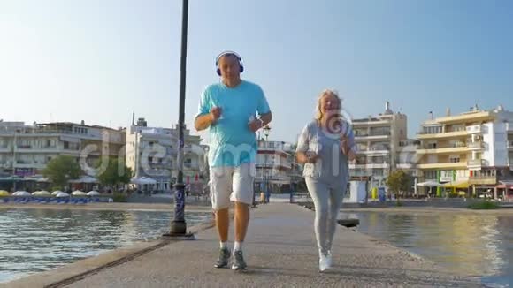 老年夫妇在码头上带着音乐慢跑视频的预览图