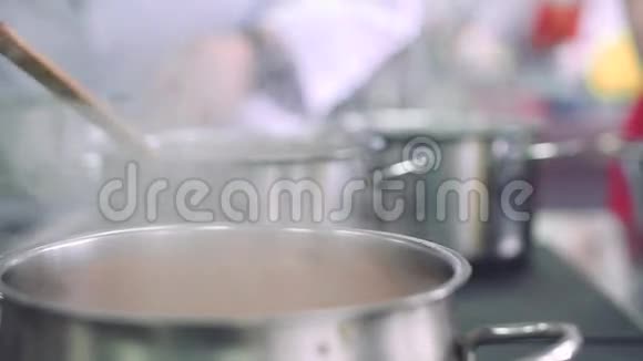 在平底锅里煮水视频的预览图