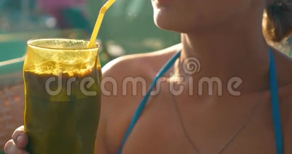 女人在热天喝冰咖啡视频的预览图