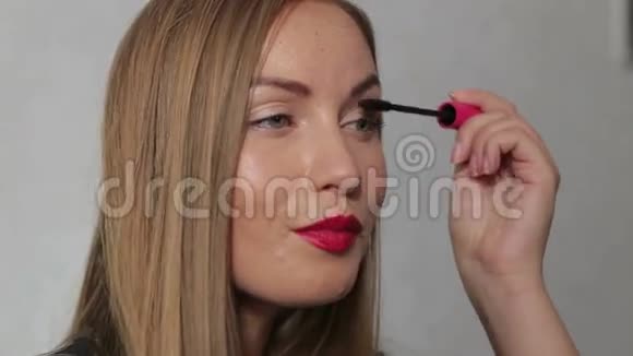漂亮的女孩画睫毛视频的预览图