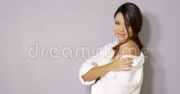 拉丁女人穿着白色衬衫摆姿势视频的预览图
