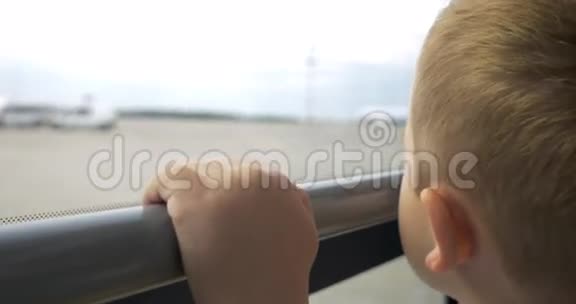 儿童在机场乘坐公共汽车视频的预览图