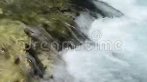 齐勒塔尔阿尔卑斯山脉水流过岩石视频的预览图