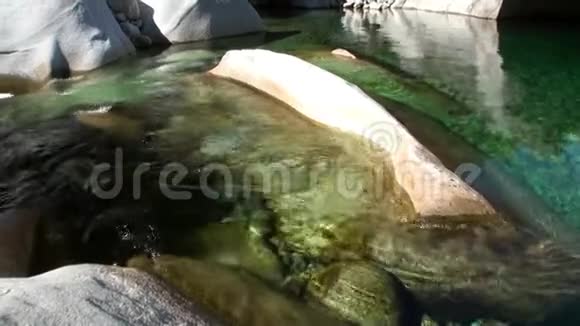 水在韦尔扎斯卡河谷的巨石中流动视频的预览图