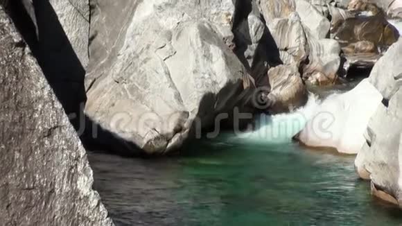 水在韦尔扎斯卡河谷的巨石中流动视频的预览图