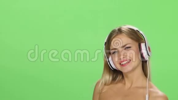 伤心的金发女郎戴着耳机跳舞视频的预览图