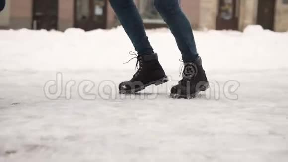 冬季城市青少年跑步视频的预览图
