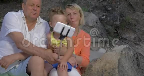 祖父母和孙子孙女制作有趣的手机自拍视频的预览图