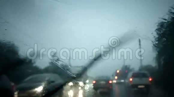 车里下了大雨视频的预览图