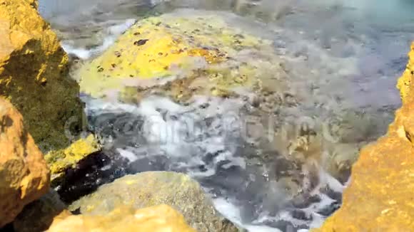 水和岩石视频的预览图