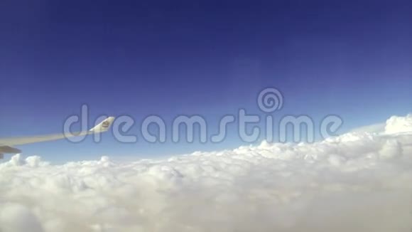 飞机在云层上方飞行视频的预览图