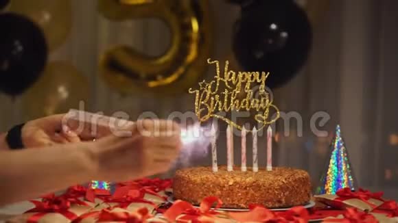 女人在生日蛋糕上点燃蜡烛视频的预览图