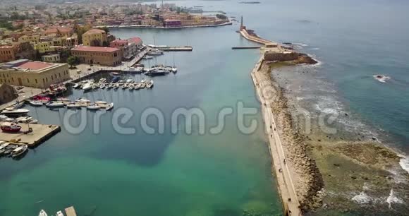 从希腊城市码头的顶部看风景视频的预览图