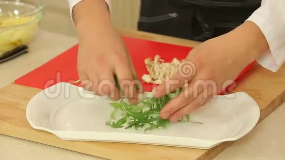 提供烤鸡和水果蔬菜沙拉混合视频的预览图