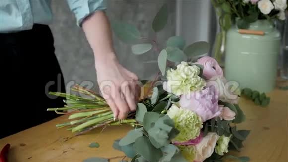 关闭花店做一束花花生和玫瑰关注花束视频的预览图