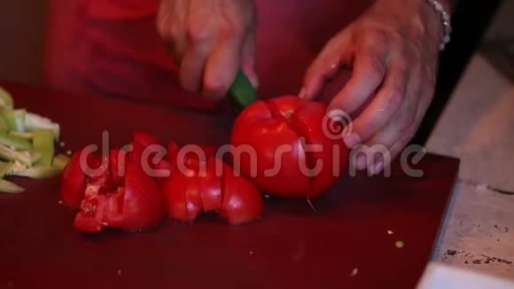 男人切番茄的观点视频的预览图