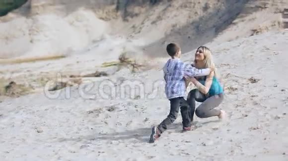 小男孩拥抱他的母亲慢动作视频的预览图