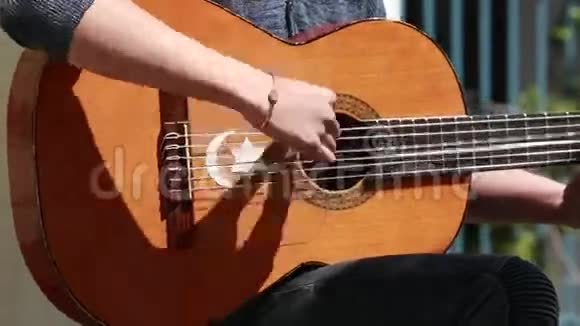 男子演奏传统的西班牙弗拉门戈吉他视频的预览图